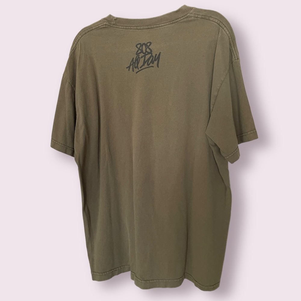 808 All Day Green “Hawaii Maneki Neko (Good Luck Cat) Shaka” Tee - Picture 3 of 8